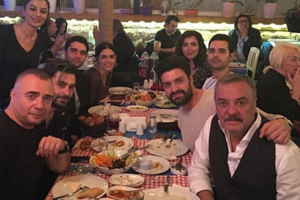 Modern Bir Rakı Sofrasında Buluşma